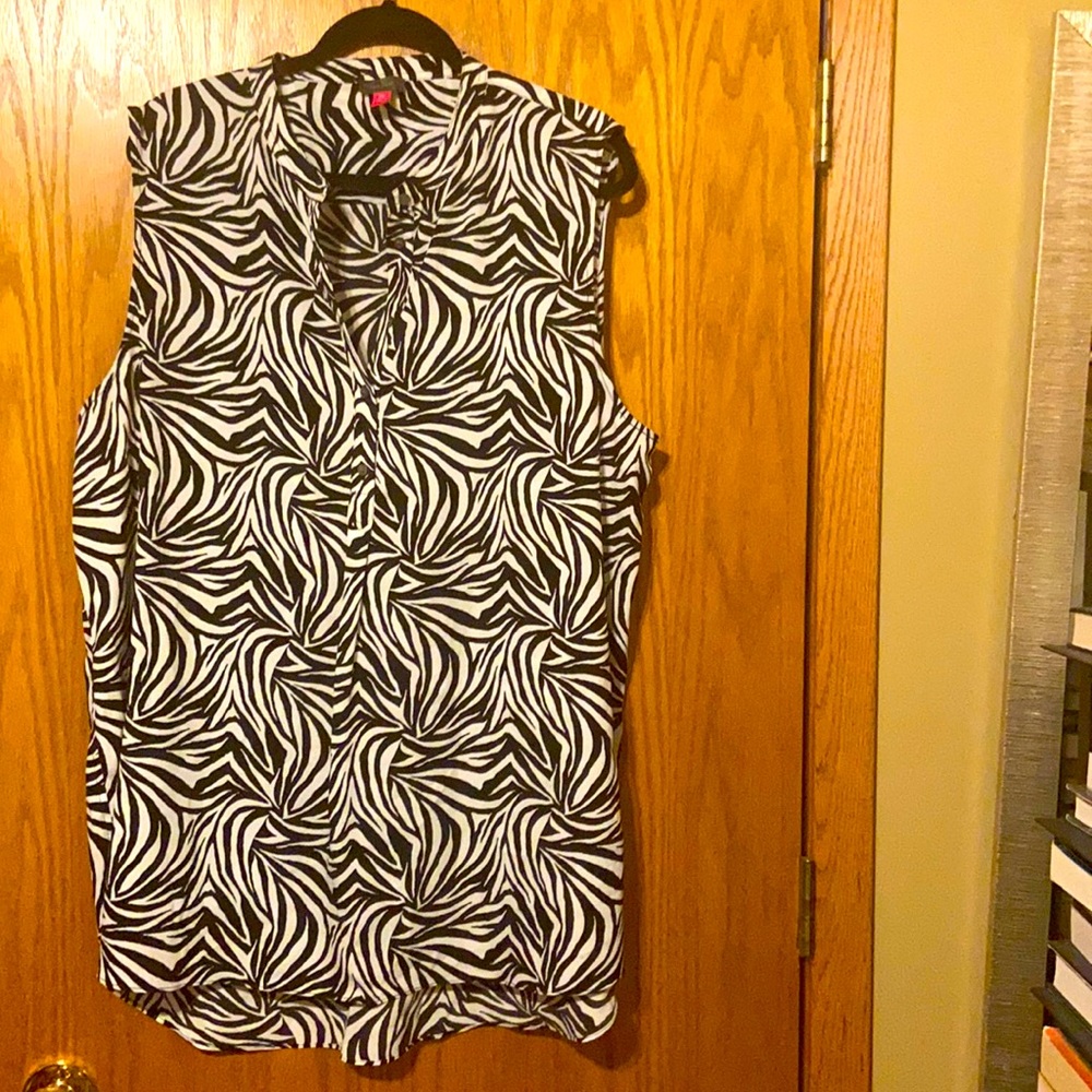 Vince Camuto sleeveless black and white 3x